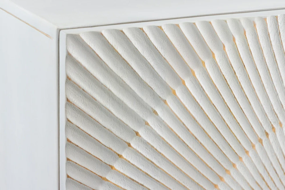Vysoká komoda zlaté SUNSET 120 cm 3D z mangového dřeva bílé provedení