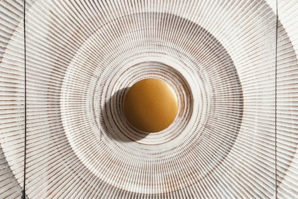 Komoda zlaté SUNSET 140 cm 3D z mangového dřeva bílé provedení