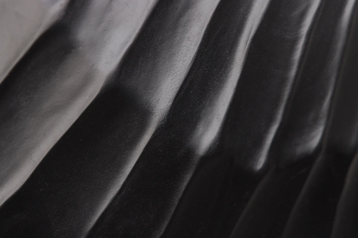 Komoda SCORPION 180 cm 3D závěsné z mangového dřeva černé provedení
