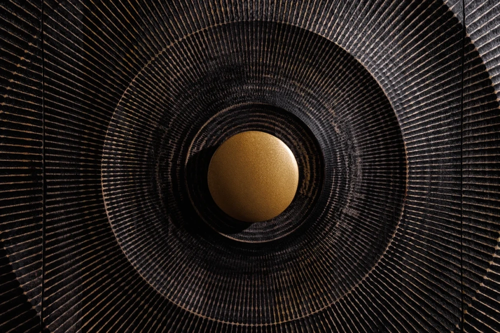 Komoda zlaté SUNSET 140 cm 3D z mangového dřeva černé provedení